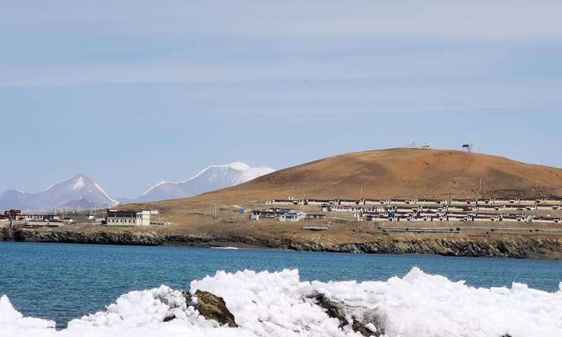 Cellphone photo taken on May 1, 2022 shows Tuiwa Village in Nagarze County in Shannan, southwest China's Tibet Autonomous Region. With an altitude of 5,070 meters, Tuiwa Village is located at the foot of the Mongda Kangri Mountain and by the Puma Yumco Lake.(Photo: Xinhua)