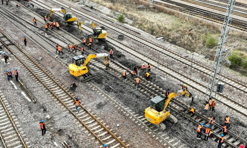 Aerial photo taken on May 11, 2022 shows workers maintaining the Datong section of the Datong-Qinhuangdao railway in north China's Shanxi Province.(Xinhua)