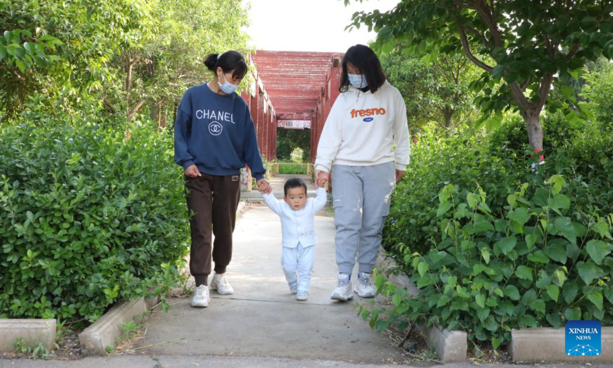 Villagers take a walk in Xiangyangzhuang Village of Tangyin County in Anyang, central China's Henan Province, May 10, 2022. Photo:Xinhua