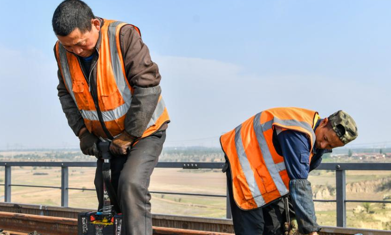 Workers maintain the Datong section of the Datong-Qinhuangdao railway in north China's Shanxi Province, May 10, 2022. (Xinhua)