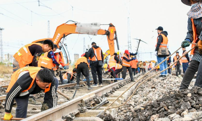 Workers maintain the Datong section of the Datong-Qinhuangdao railway in north China's Shanxi Province, May 11, 2022. (Xinhua)