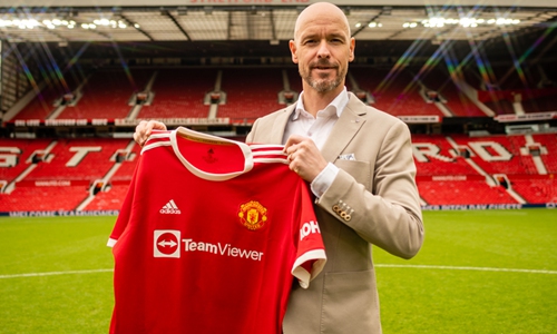 New Manchester United manager Erik ten Hag poses at Old Trafford on May 23, 2022 in Manchester, England. Photo: VCG