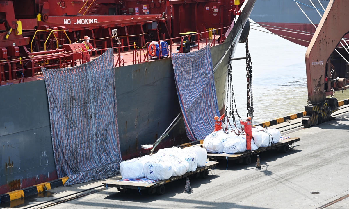 A crane offloads bags of lithium, in the forms of lithium carbonate and lithium sulfate, from a dry bulk cargo vessel newly arrived from Chile in the Port of Shanghai on June 6, 2022. China imported 81,000 tons of lithium carbonate in 2021, data showed. 
Photo: VCG