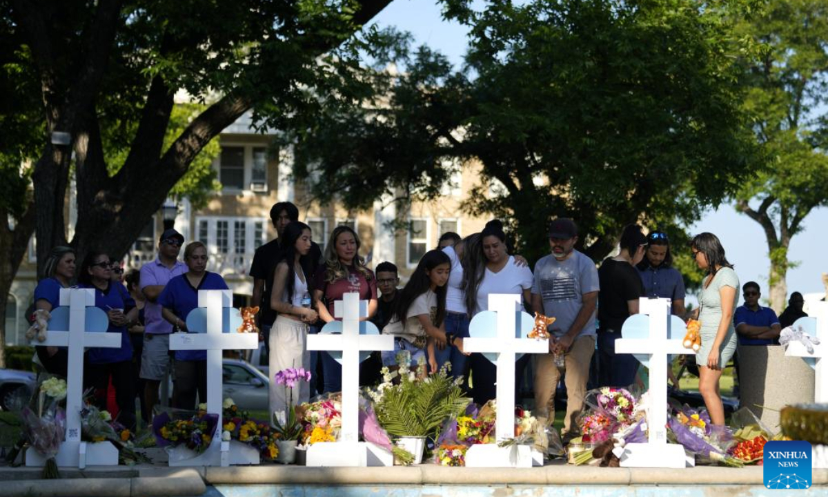 People mourn for victims of a school mass shooting in Uvalde, Texas, the United States, May 26, 2022. At least 19 children and two adults were killed in a shooting at Robb Elementary School in the town of Uvalde, Texas, on Tuesday. Photo:Xinhua