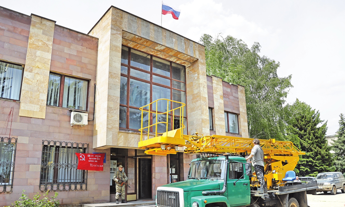 A Russian flag flies above the local administration building in the town of Svitlodarsk, which came under control of the Donetsk People's Republic, on May 26, 2022. Photo: AFP