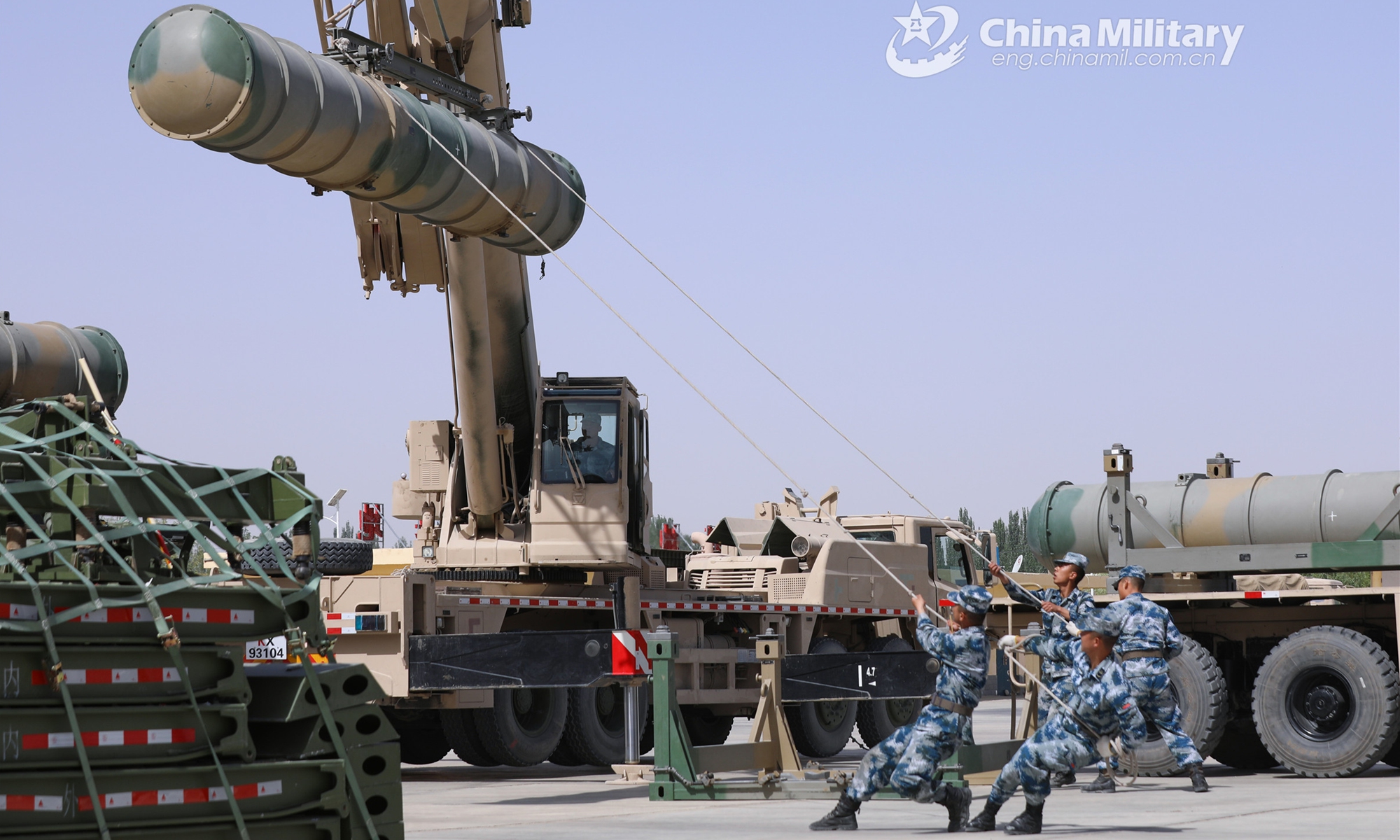 Airmen assigned to a ground-to-air missile brigade with the air force under the PLA Western Theater Command pull ropes to tow the hoisted missile during a training exercise on May 3, 2022. (eng.chinamil.com.cn/Photo by Tan Zhixuan)