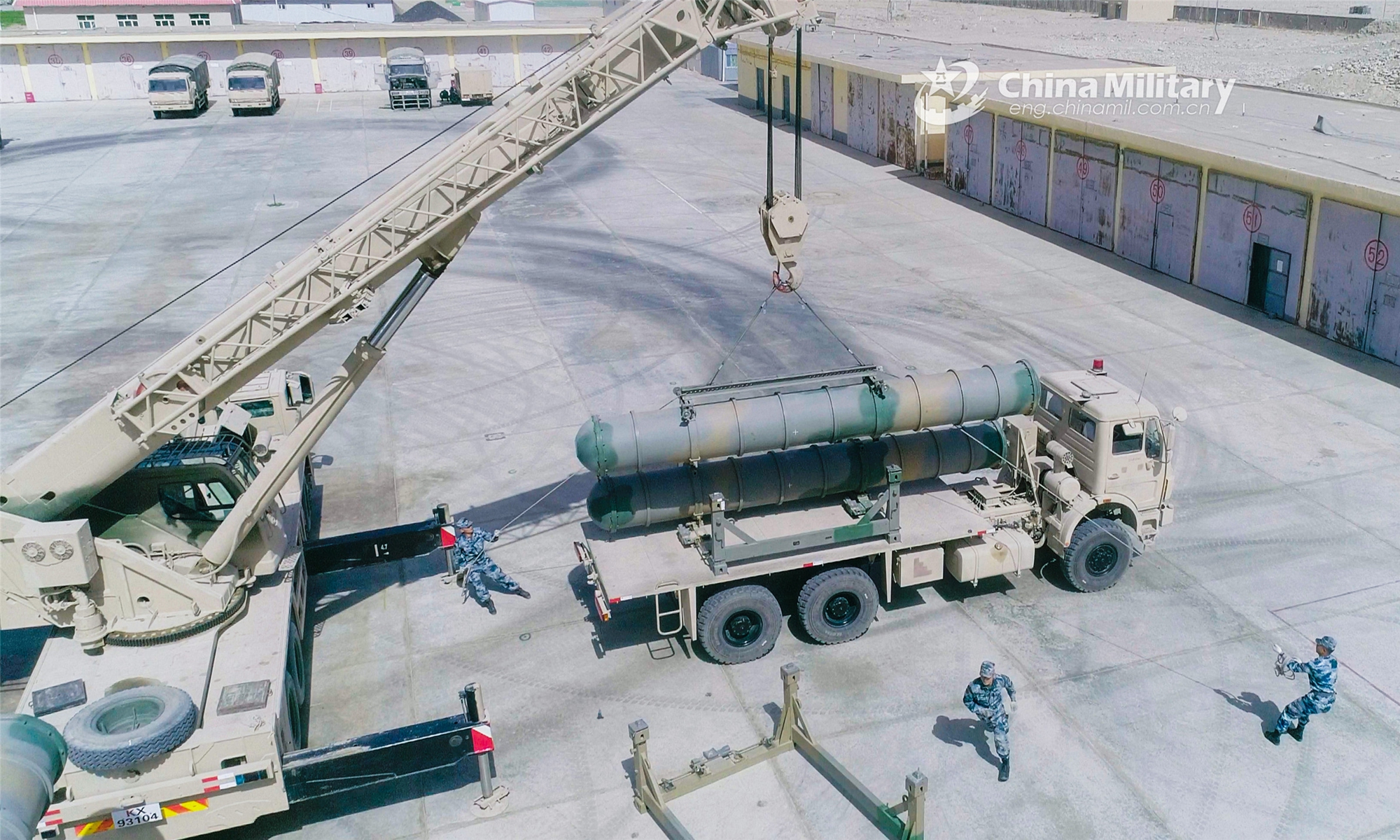 Airmen assigned to a ground-to-air missile brigade with the air force under the PLA Western Theater Command load the missiles onto the vehicle by hoisting machine during a training exercise on May 3, 2022. (eng.chinamil.com.cn/Photo by Tan Zhixuan)