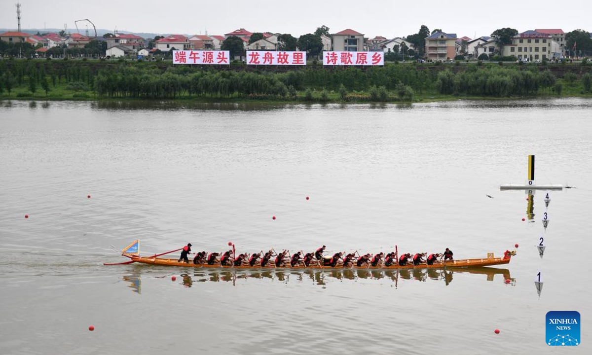 Dragon boat crew members participate in a traditional Chinese dragon boat race in Miluo City, central China's Hunan Province, June 2, 2022. A dragon boat race including 11 competition teams was held here on the eve of this year's Dragon Boat Festival which will fall on Friday. (Xinhua/Chen Zhenhai)