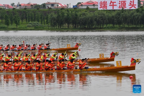 Dragon boat crew members participate in a traditional Chinese dragon boat race in Miluo City, central China's Hunan Province, June 2, 2022. A dragon boat race including 11 competition teams was held here on the eve of this year's Dragon Boat Festival which will fall on Friday. (Xinhua/Chen Zhenhai)