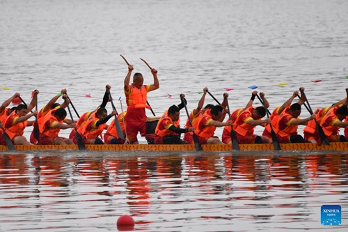 Dragon boat crew members participate in a traditional Chinese dragon boat race in Miluo City, central China's Hunan Province, June 2, 2022. A dragon boat race including 11 competition teams was held here on the eve of this year's Dragon Boat Festival which will fall on Friday. (Xinhua/Chen Zhenhai)