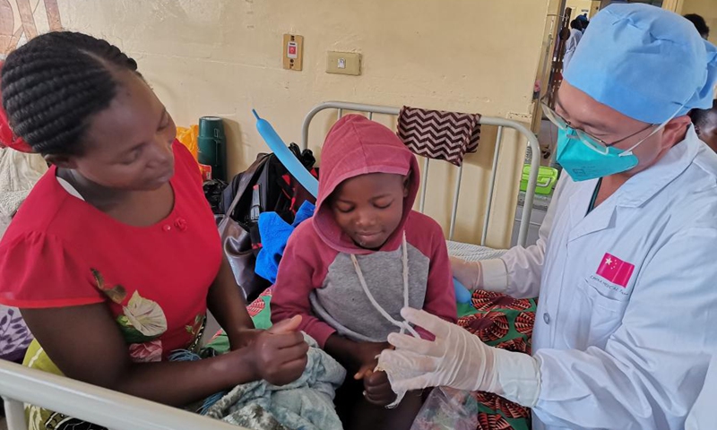 A member of the Chinese Medical Team in Malawi cheered up a child patient at the paediatric ward of the Mzuzu Central Hospital in Mzuzu, Malawi, on June 1, 2022.Photo:Xinhua