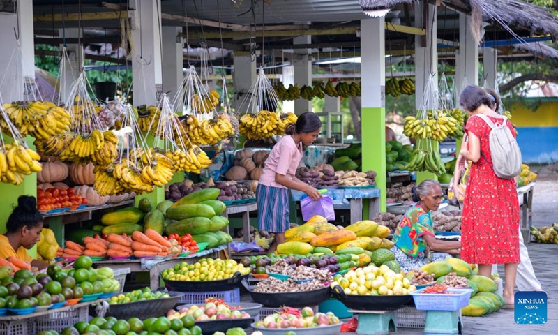 People shop at a fruit market in Dili, capital of Timor-Leste, June 4, 2022.(Photo: Xinhua)