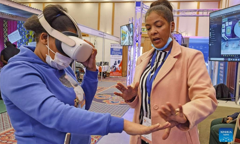 A visitor tries a virtual reality headset during the expo of the 4th Industrial Revolution Conference in Windhoek, Namibia, on June 7, 2022. The southwestern African nation on Tuesday commenced with the country's 4th Industrial Revolution (4IR) Conference which began with an expo in Windhoek.(Photo: Xinhua)