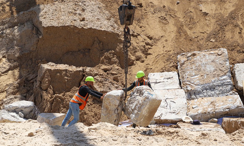 Palestinian engineers and workers use cranes to place concrete blocks to prevent coastal erosion, in Gaza City, on June 9, 2022.(Photo: Xinhua)