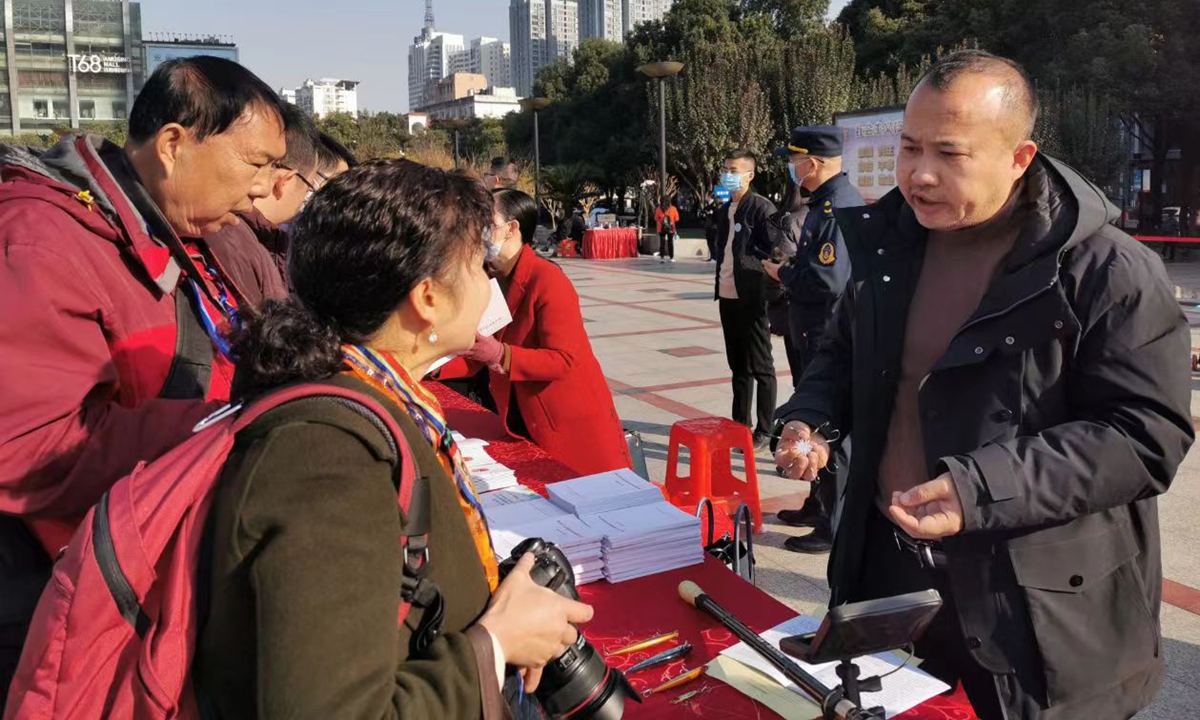 Mo Hongyuan promotes and recommends the fishing ban policies to people on the streets of Yichang on December 2, 2021. Photo: Courtesy of Mo