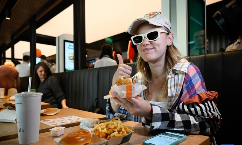 A woman dines at the newly opened fast food restaurant in a former McDonald's outlet in central Moscow, Russia, on June 12, 2022.Photo:Xinhua