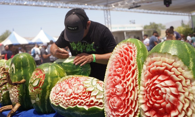 An artist carves a watermelon at the 2022 California Watermelon Festival in Los Angeles, California, the United States, on June 12, 2022.(Photo: Xinhua)