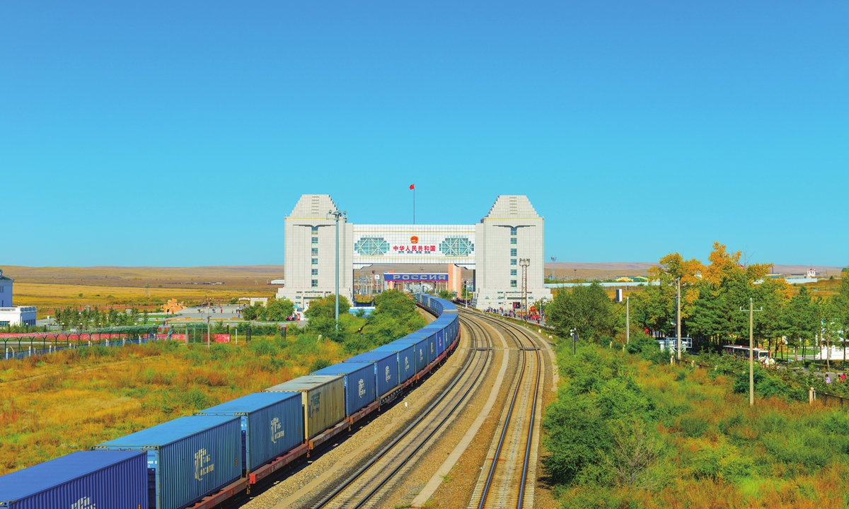 A train pulls out from Manzhouli customs. Photo: Courtesy of Han Zongjiang