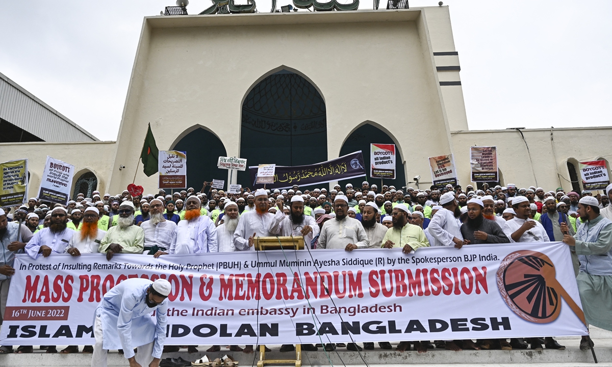 Activists and supporters gather outside the Baitul Mukarram National mosque before marching toward the Indian embassy in Dhaka, Bangladesh on June 16, 2022, to protest against the remarks on the Prophet Mohammed by an India's ruling party official. Photo: AFP