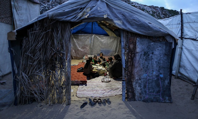 A Palestinian family have iftar during the holy month of Ramadan at a refugee camp in the southern Gaza Strip city of Khan Younis, on April 23, 2022.(Photo: Xinhua)