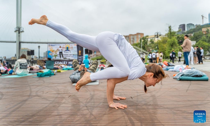 A coach demonstrates Yoga moves on the International Yoga Day at downtown Vladivostok, Russia, June 21, 2022.(Photo: Xinhua)