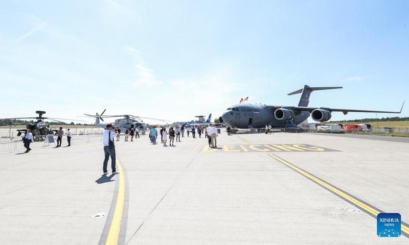 People view displayed aircraft at the ILA Berlin Air Show in Schoenefeld, Germany, on June 22, 2022. With the participation of about 550 exhibitors from about 30 countries and regions, the ILA Berlin Air Show kicked off here on Wednesday.(Photo: Xinhua)