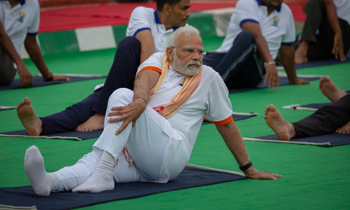 Indian Prime Minister Narendra Modi (front) performs yoga along with people on International Yoga Day at the Mysuru Palace, in Mysuru, India, June 21, 2022.(Photo: CFP)