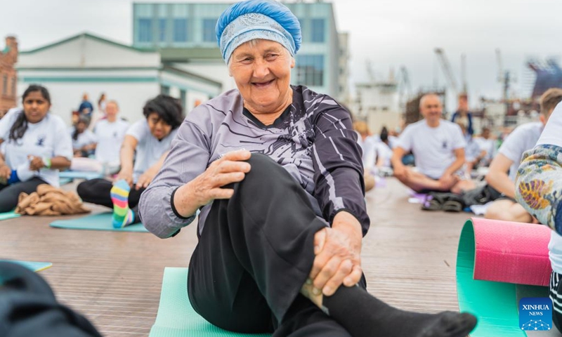 An elderly woman practices Yoga on the International Yoga Day at downtown Vladivostok, Russia, June 21, 2022.(Photo: Xinhua)