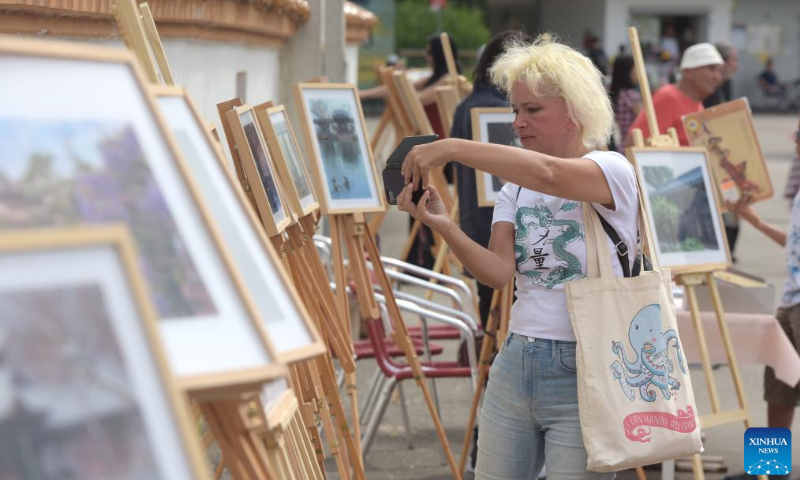 A citizen visits a photo exhibition about Chinese gardens during the event of Austria meets China in WIR SIND WIEN.FESTIVAL 2022 in Vienna, Austria, June 22, 2022. The event of Austria meets China was held in WIR SIND WIEN.FESTIVAL 2022 on Wednesday. 