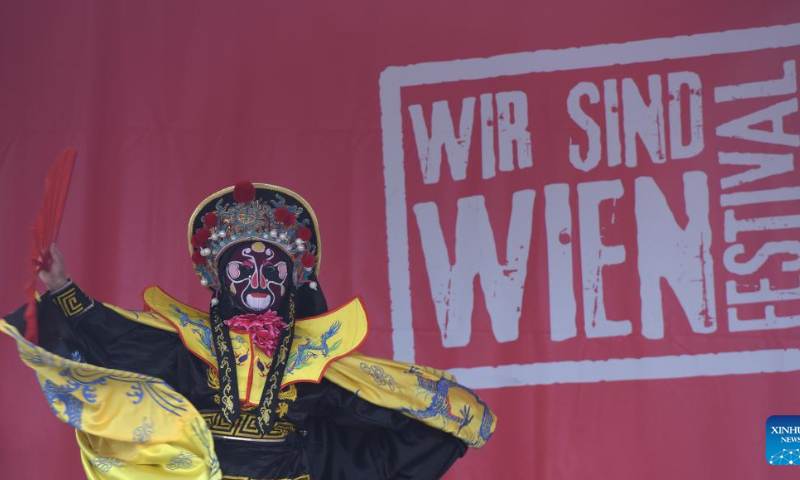 An artist performs Sichuan opera Bianlian, also known as face-changing, during the event of Austria meets China in WIR SIND WIEN.FESTIVAL 2022 in Vienna, Austria, June 22, 2022. The event of Austria meets China was held in WIR SIND WIEN.FESTIVAL 2022 on Wednesday. Photo: Xinhua