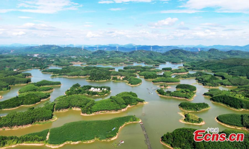 岛屿为中国南部广西壮族自治区南宁市的屯流水库增添了魅力。  （图片：中新社/何广民）