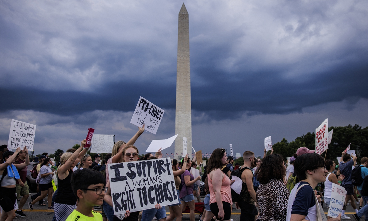 Abortion rights activists march past the Washington Monument as they protest in Washington DC on June 26, 2022, two days after the US Supreme Court scrapped 50-year constitutional protections for the procedure. Photo: AFP