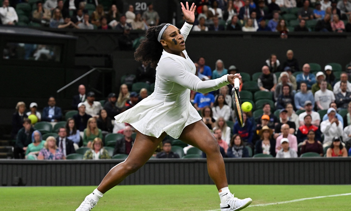 Serena Williams plays a forehand against Harmony Tan during their women's singles first-round match at Wimbledon on June 28, 2022 in London, England. Photo: VCG