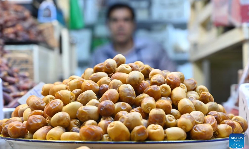 Photo taken on July 2, 2022 shows a seller displaying dates in the old market in Kuwait City, Kuwait.Photo:Xinhua