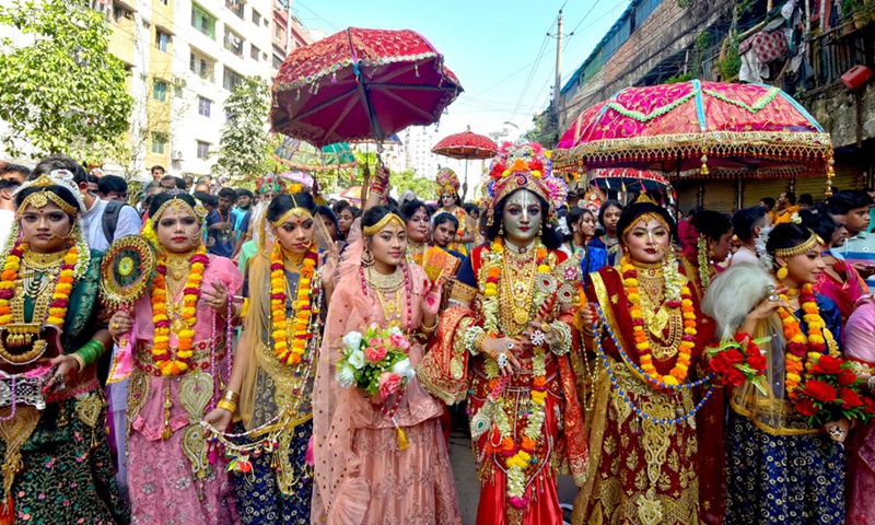 People in colorful costumes participate in a Rath Yatra Festival procession in Dhaka, Bangladesh on July 1, 2022.Photo:Xinhua