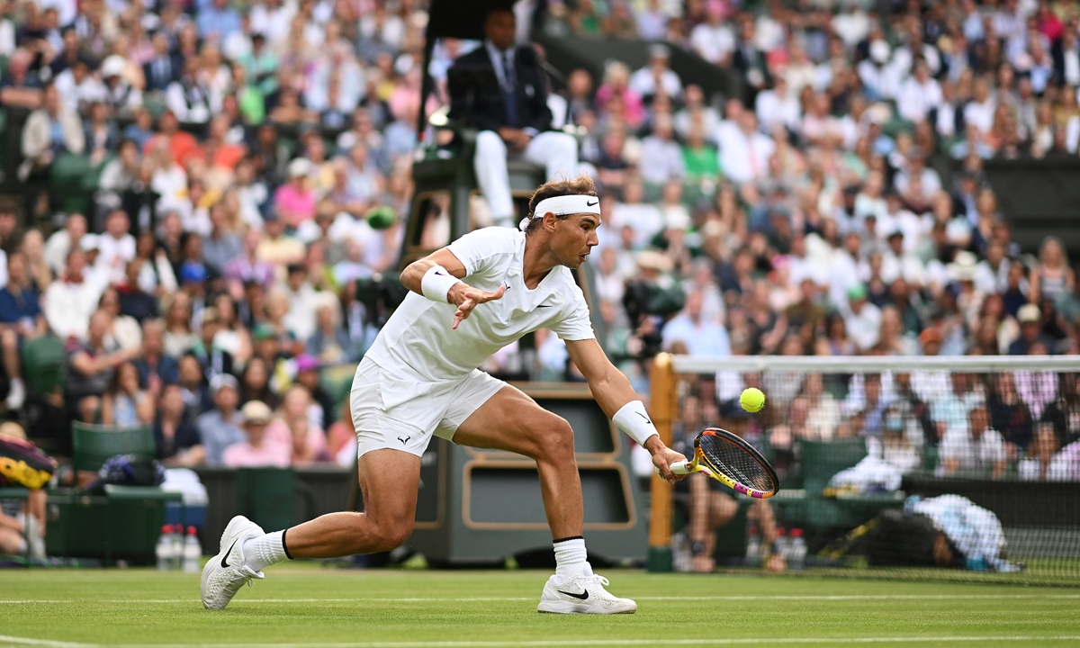 Rafael Nadal plays a backhand against Botic van de Zandschulp at Wimbledon on July 4, 2022 in London, England. Photo: VCG