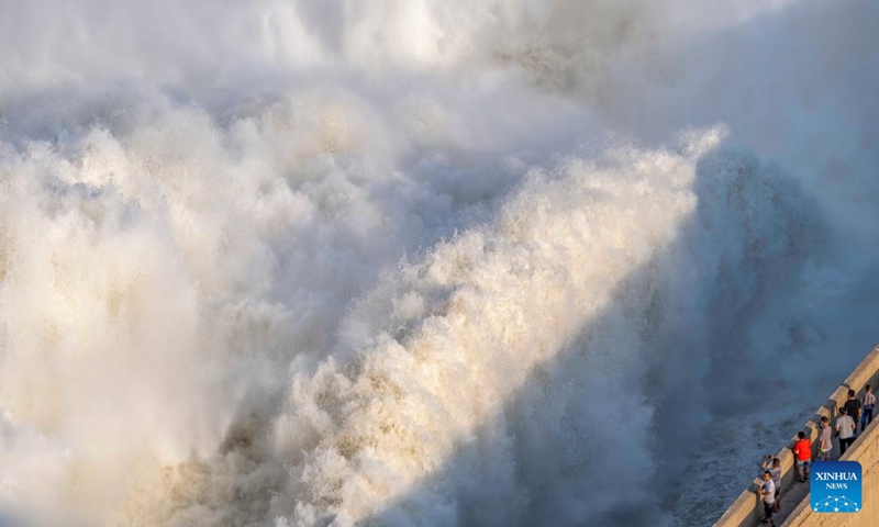 Photo taken on July 4, 2022 shows the Sanmenxia water control project during a water and sediment regulating operation in central China's Henan Province. Sanmenxia Reservoir has conducted the water and sediment regulating operation to clear out the mud and sand accumulated at the dam from July 4.(Photo: Xinhua)