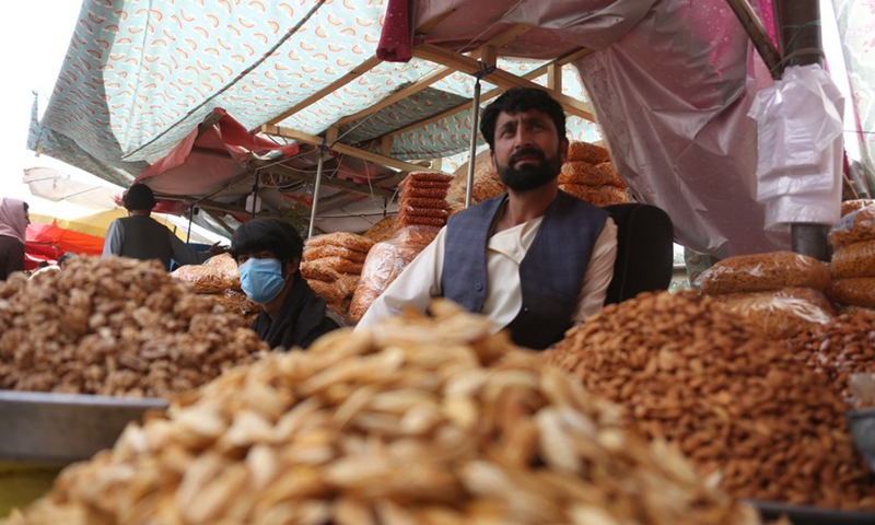 Photo taken on July 6, 2022 shows a local vendor selling nuts in Kabul, Afghanistan.Photo:Xinhua