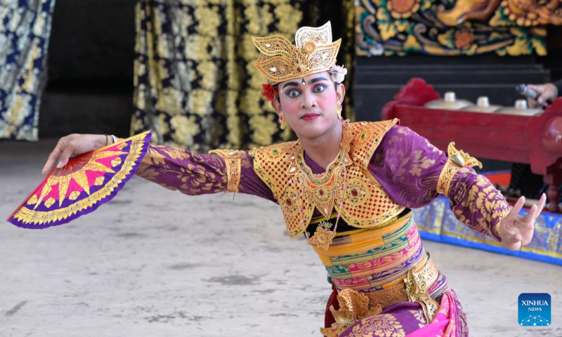 A dancer performs traditional Balinese dance in a cultural park in Bali, Indonesia, July 10, 2022. (Xinhua/Xu Qin)