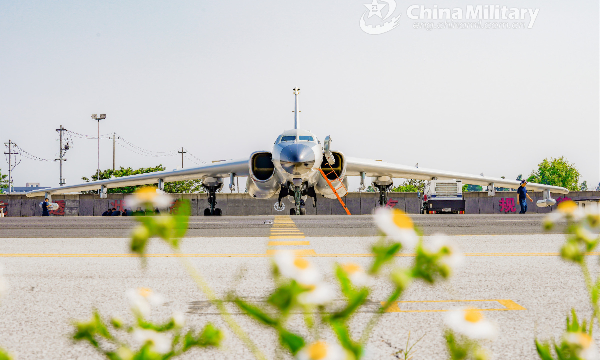 An H6 bomber attached to an aviation regiment with the navy under PLA Eastern Theatre Command is under inspection by the ground crew during a round-the-clock flight training exercise on June 15, 2022. Photo:China Military