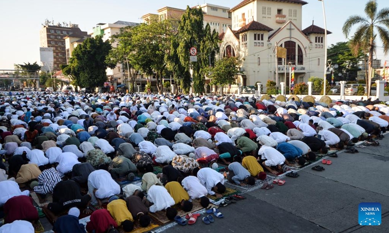 Indonesian muslim people perform Eid al-Adha prayers on a road at Jatinegara of Jakarta, in Indonesia, on July 10, 2022.Photo:Xinhua