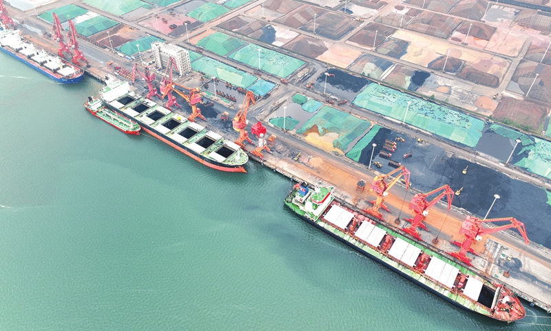 Coal is unloaded from cargo vessels at the port of Lianyungang in East China's Jiangsu Province on July 11, 2022. The port has lately opened green passages for deliveries of thermal coal amid high temperatures to enable cargo unloading and transfer nonstop. Photo: cnsphoto