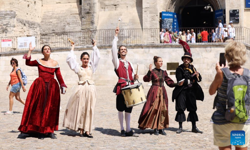 Artists perform and promote their drama in front of the Palais des Papes during the 76th Festival d'Avignon in Avignon, France, July 19, 2022. (Xinhua/Gao Jing)