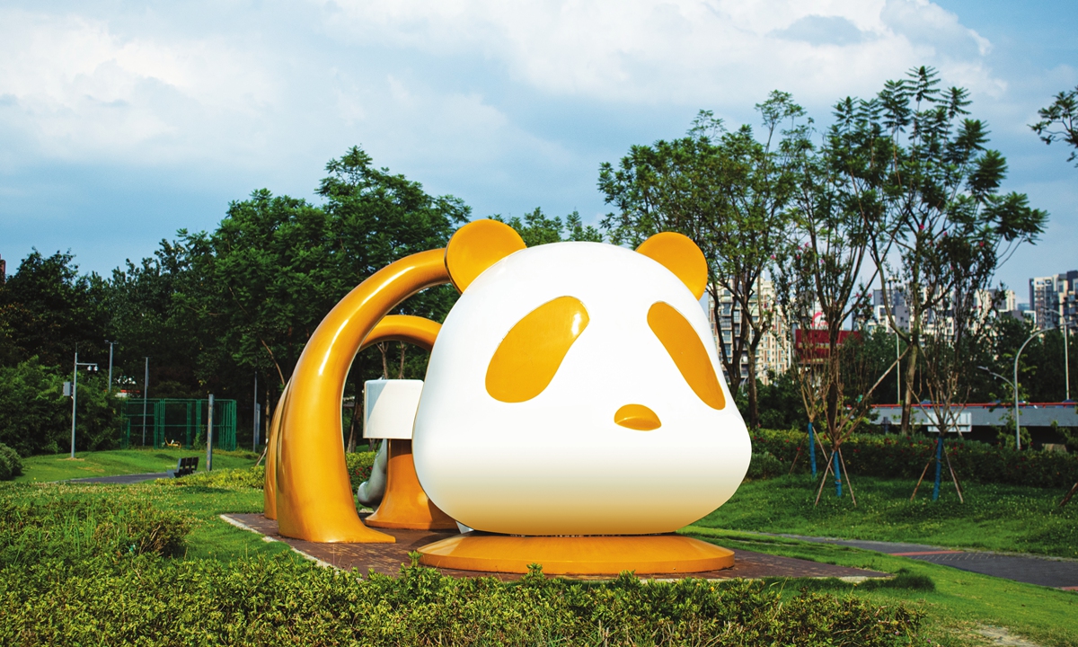 A lovely panda sculpture is seen on a street in Chengdu, Southwest China's Sichuan Province on July 10, 2022, attracting people's attention. Photo: IC