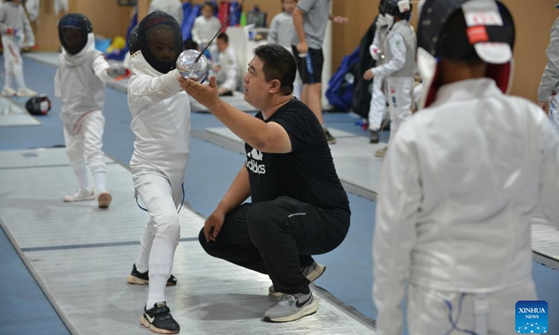 Pupils learn fencing during summer vacation at a gymnasium in Shijiazhuang, north China's Hebei Province, July 11, 2022.(Photo: Xinhua)