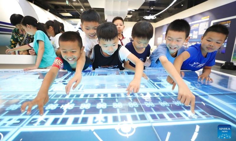 Children experience a digital sand table simulation of an airport during summer vacation in Huzhou City, east China's Zhejiang Province, July 11, 2022.(Photo: Xinhua)