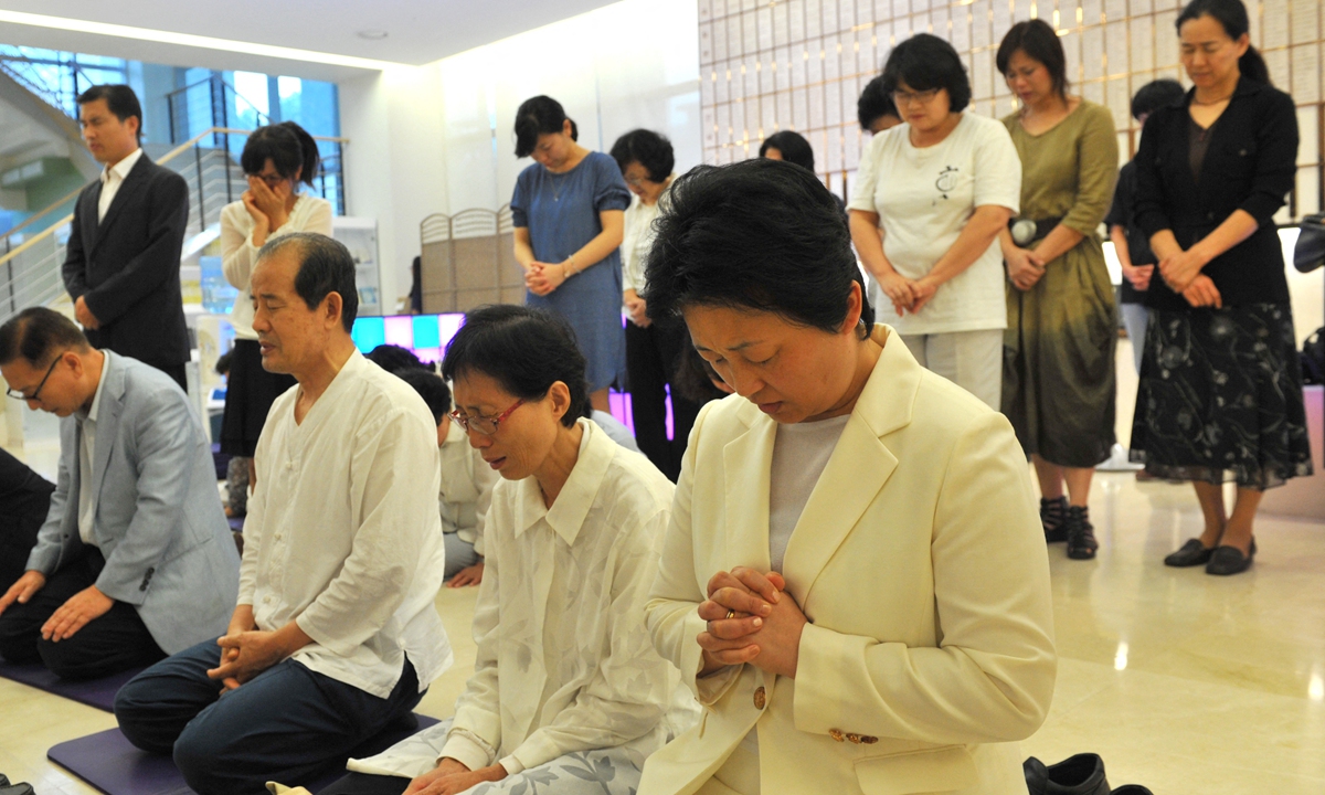 Unification Church followers hold a memorial service mourning the death of their leader Sun Myung Moon in the church's Seoul headquarters on September 3, 2012.? Photo: AFP