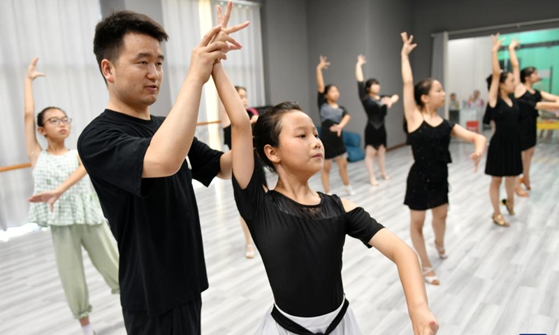 Students learn to dance during summer vacation at a training agency in Zigui County, Yichang City, central China's Hubei Province, July 11, 2022.(Photo: Xinhua)