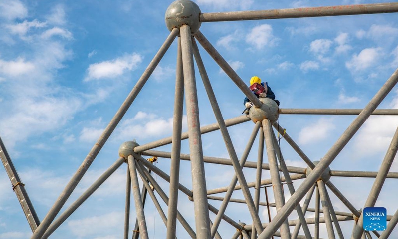 A worker welds at the construction site of the T3B terminal project of Chongqing Jiangbei International Airport in southwest China's Chongqing, July 11, 2022. Builders take shifts working for the construction of the T3B terminal project of Chongqing Jiangbei International Airport with preventing heatstroke measures in place.(Photo: Xinhua)