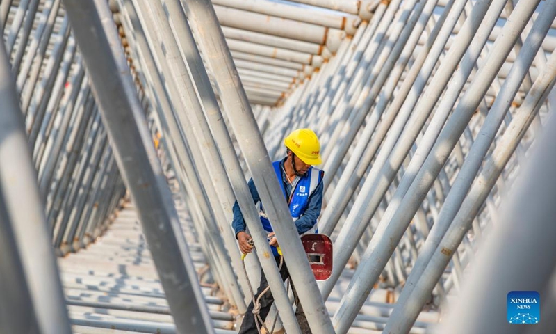 A worker works at the construction site of the T3B terminal project of Chongqing Jiangbei International Airport in southwest China's Chongqing, July 11, 2022. Builders take shifts working for the construction of the T3B terminal project of Chongqing Jiangbei International Airport with preventing heatstroke measures in place.(Photo: Xinhua)